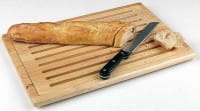 Holz-Brotschneidebrett mit herausnehmbarem Krümelfach, auf 4 Antirutschfüßchen